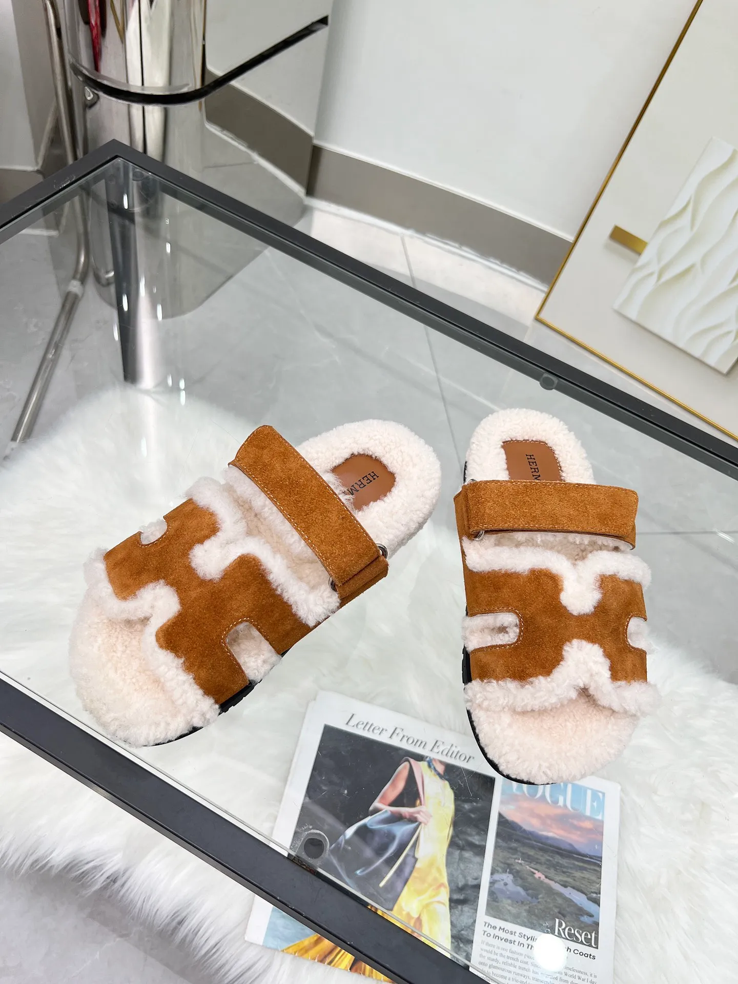 👟👟Ex-factory price 440👟👟 🌸[HERMES] My horse’s classic hot style second uncle🐑wool slippers🆕 are now available. A must-have item for autumn and winter ✅ Versatile and fashionable at home and out on the street 🍀The colors are extremely colorful! Walking Tuscany! TPR non-slip outsole is super light ️ Super comfortable on the feet without any sense of restraint I can’t stop drinking coffee ☕ My second uncle can’t take it off Color: maroon sand color light gray haze blue leather surface black code number: 35-40 (41 customized, non-returnable) Factory ready supply